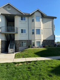 Building Photo - 3 bed 2 bath apartment