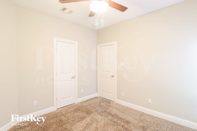 Building Photo - 4313 Lakeview Dr