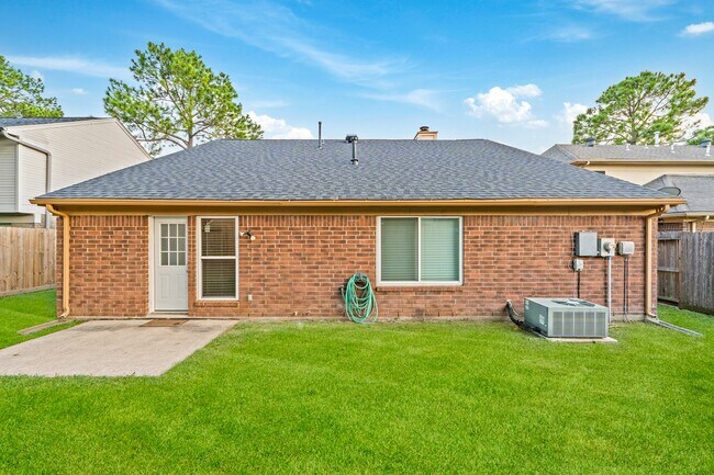 Building Photo - 18178 Holly Green Dr