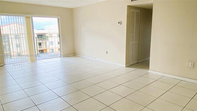 Building Photo - 9350 Fontainebleau Blvd