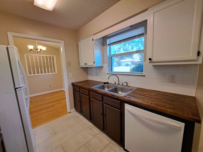 Building Photo - Remodeled 3BR/2BA home in great central lo...