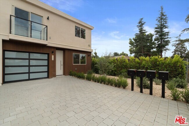 Building Photo - 5530 1/2 Sunnyslope Ave