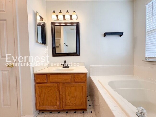 Building Photo - 3 Bed/2 Bath Townhome with Garage / Pet-Friendly / Vouchers Accepted / Available Now!