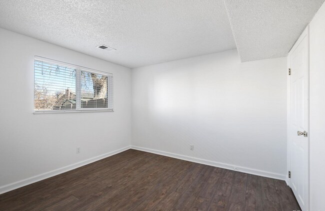 Building Photo - 10093 W Maryland Dr