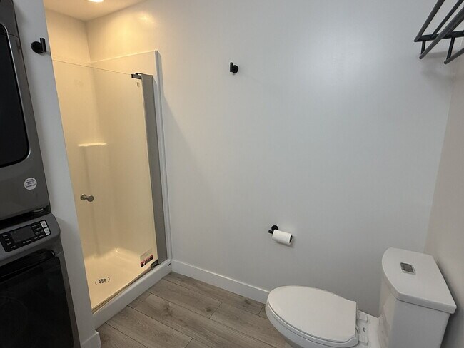 Building Photo - Spacious 3 Bedroom Unit - READY FOR MOVE IN!