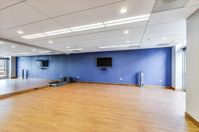 Building Photo - 420 E Waterside Dr