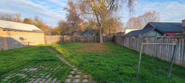Building Photo - Sweet Cottage