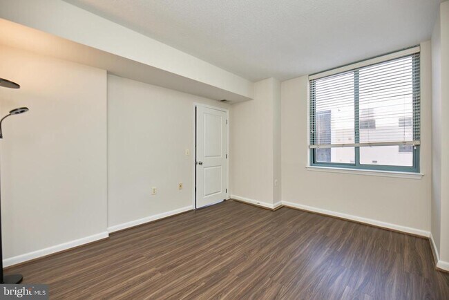 Building Photo - 851 N Glebe Rd