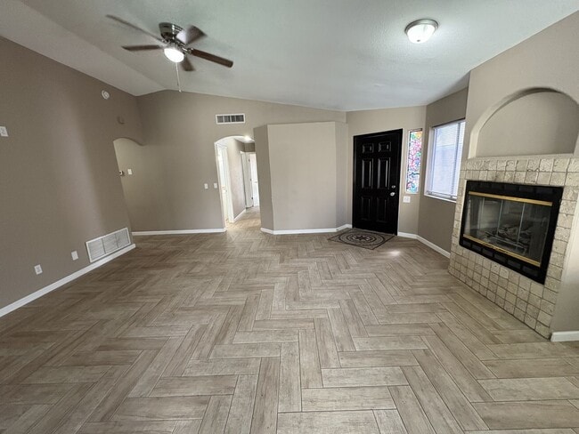 Building Photo - Great eastside location four bedrooms