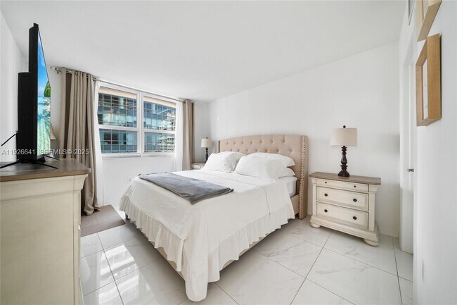 Building Photo - 1155 Brickell Bay Dr