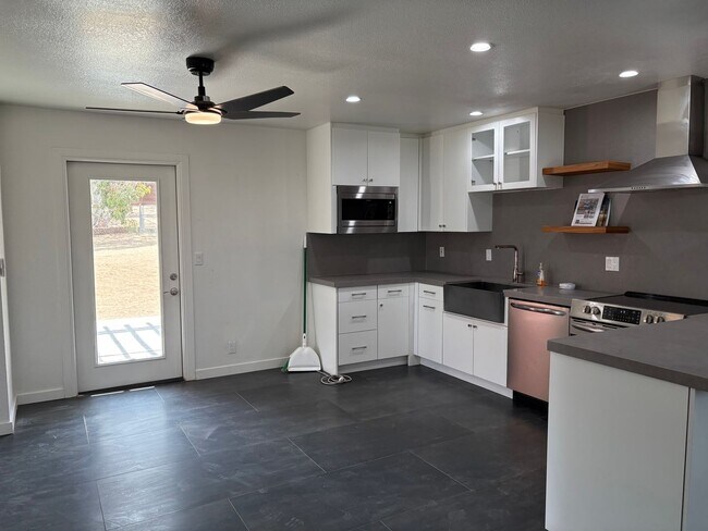 Building Photo - 3 Bedroom 1.5 Bath Modern Farmhouse near J...
