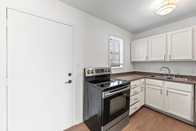 Building Photo - New Renovated Two Bed One Bath Home!!!