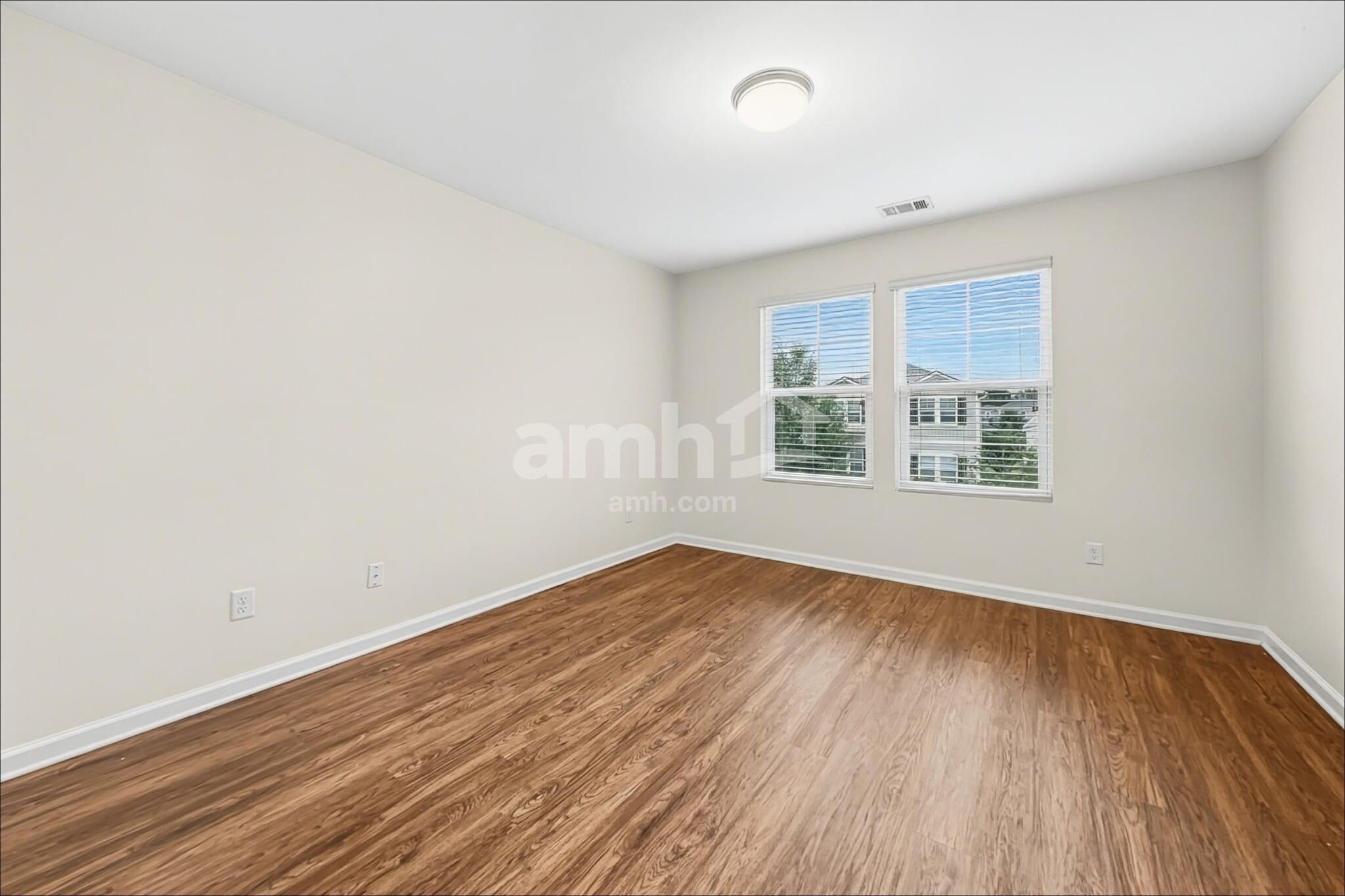 Building Photo - 319 Crabapple Cir