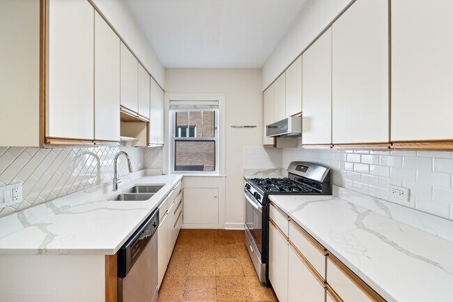 Building Photo - 721 Foster St