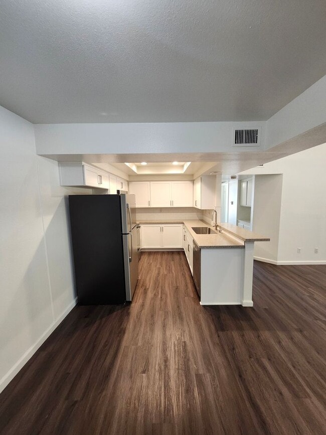 Building Photo - Beautiful 2-Bedroom Condo in Phillips Ranch