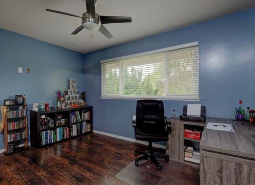 Building Photo - 3220 Merrill Dr