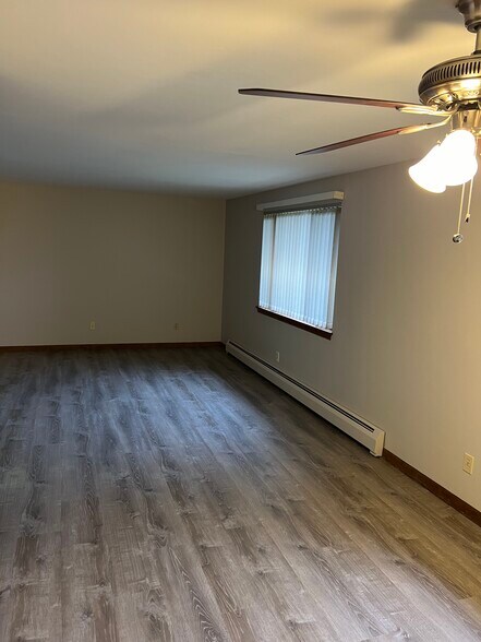 Living room, with vertical blinds included - 3890 Ridge Lea Rd