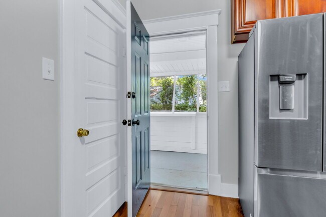 Building Photo - Cozy craftsman bungalow on Seiler Ave