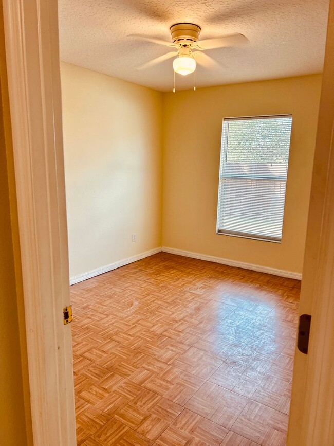 Building Photo - 4 BEDROOM - GATED TWIN LAKES SUBDIVISION -...