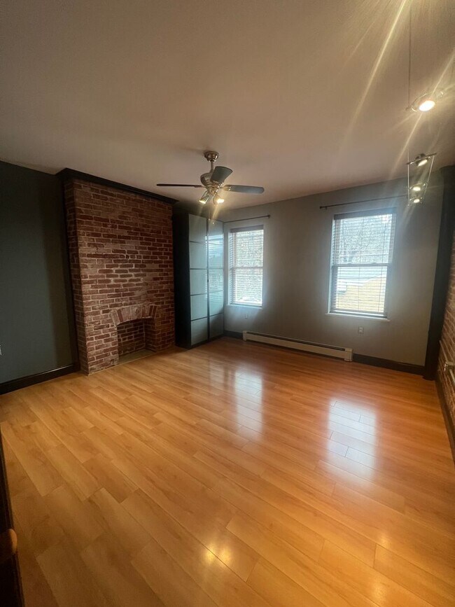 Building Photo - Stylish 2-bedroom modern townhome in the South Side Slopes