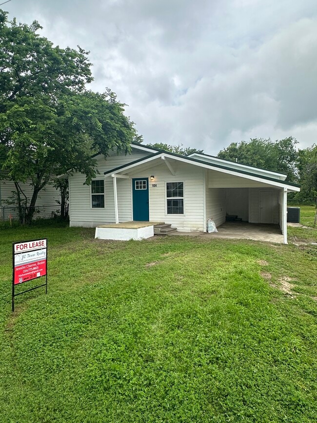 Primary Photo - 104 N Main St