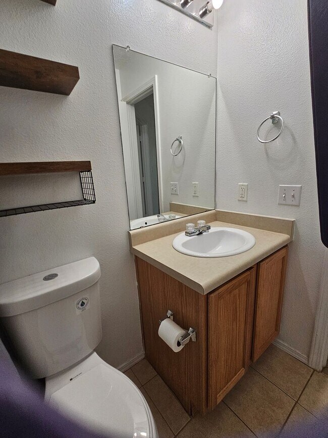 Building Photo - Clean THREE Bedroom Home For Rent