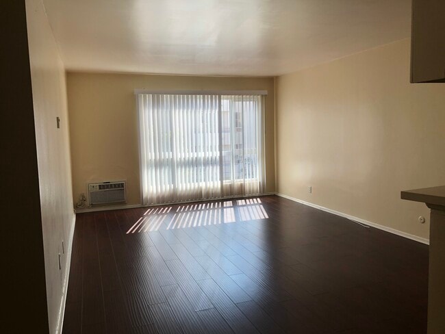 Building Photo - 464 S Berendo St