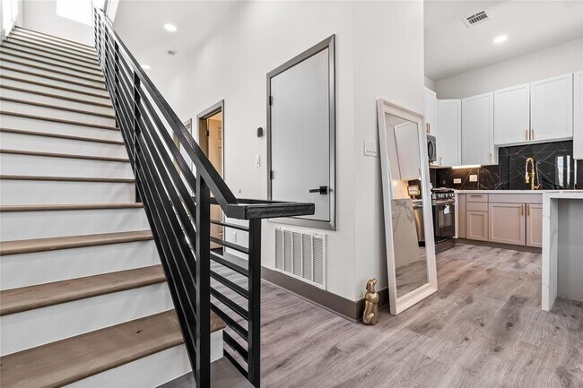Building Photo - 3620 Lehall St