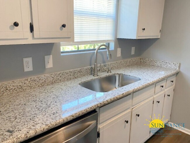 Building Photo - Great 2 Bedroom Unit in Gulf Breeze!