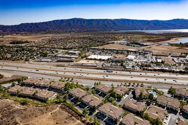 Building Photo - 2 bedroom Condo with an attached garage an...