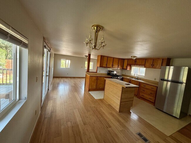 Building Photo - Lovely Evergreen Home