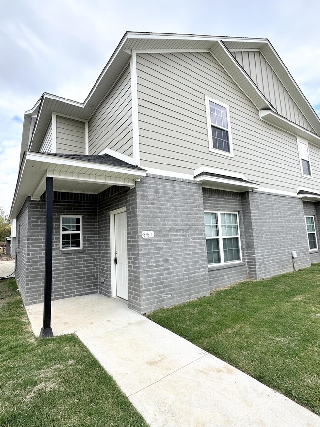 Building Photo - 875 S Amarillo Ave