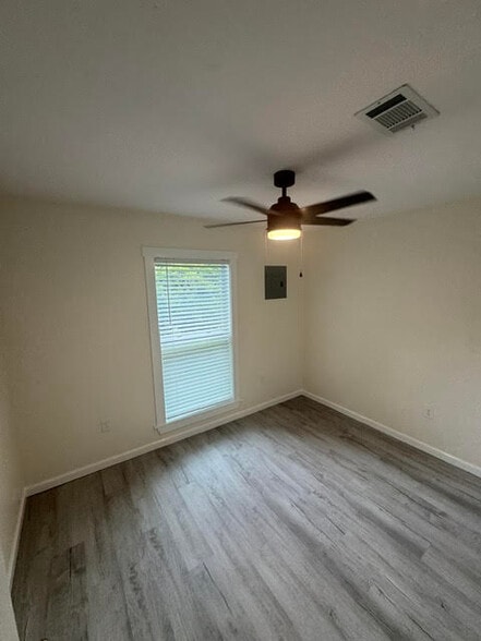 Building Photo - 5700 Eastwood Dr