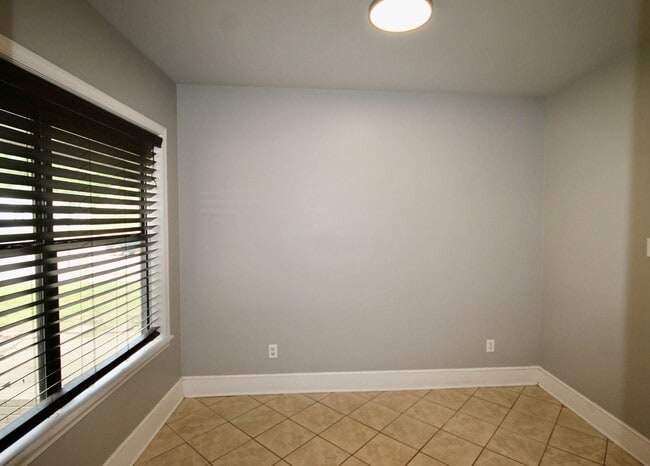Building Photo - GORGEOUS SPACIOUS CORNER LOT HOME FOR RENT