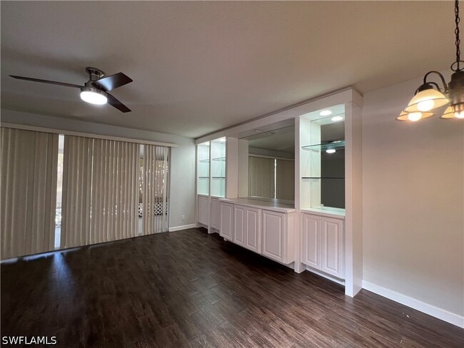 Building Photo - 5365 Cove Cir