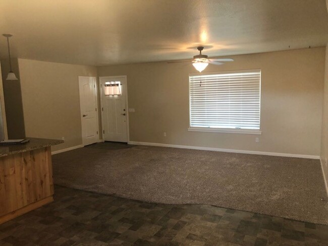 Building Photo - Lovely 2 bedroom, 2 bath, 1040 sq. ft. ope...