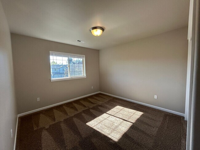 Building Photo - MOVE IN SPECIAL!   4 Bedroom / 2.5 Bathroo...