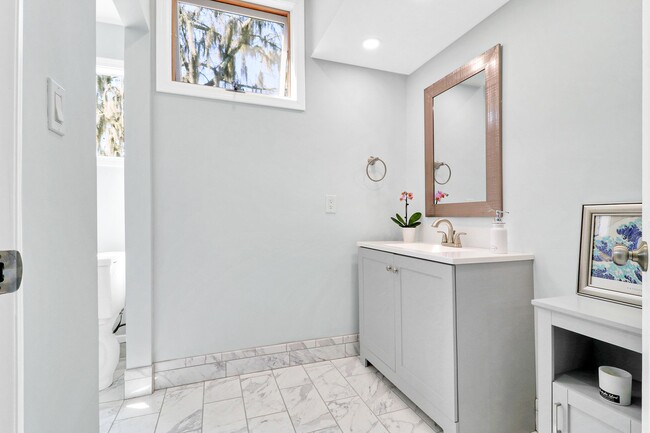 Building Photo - Completely Remodeled Cottage - Moss Creek
