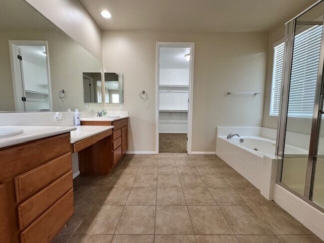 Building Photo - Gorgeous Westside 5 + 3 With Solar - $3800