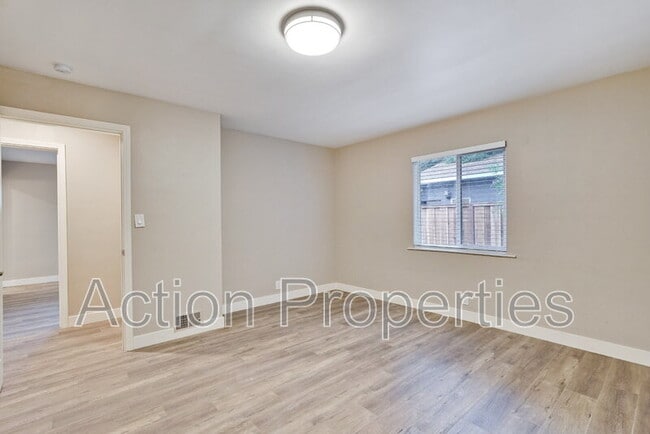 Building Photo - 681 S 13th St