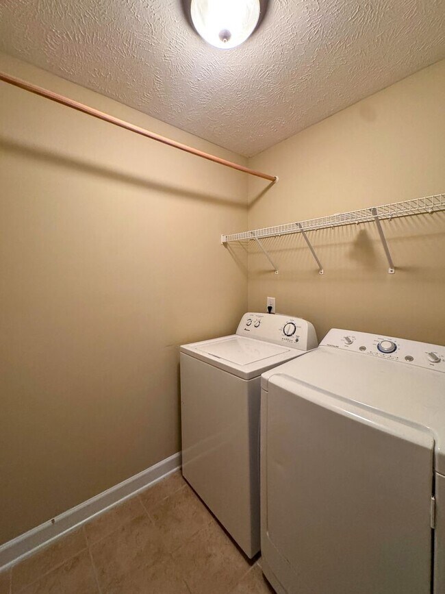 Building Photo - Gorgeous 3 Bed 2.5 Bath Home on Corner Lot