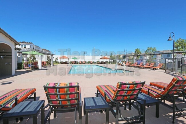 Building Photo - ***Charming 3 bed / 2.5 bath Townhome in O...