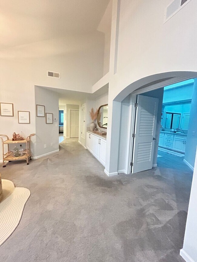 Building Photo - 2 Bed 2.5 bath townhome located on the golf course!