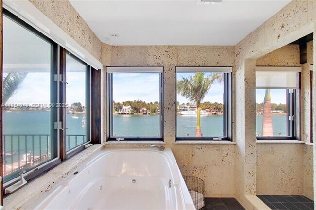 Building Photo - 257 N Coconut Ln