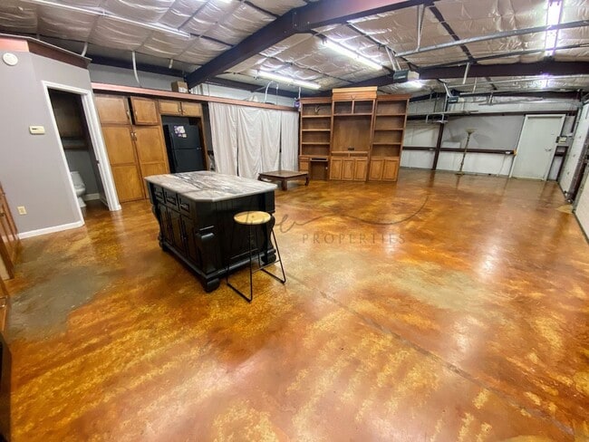 Building Photo - Studio Apartment for Rent – Central AC, Fu...