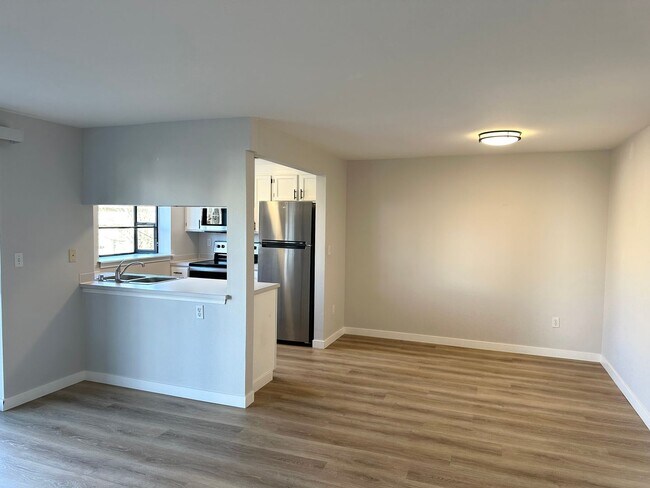 Building Photo - Sunny and Bright 1 bedroom, 1 bathroom Con...