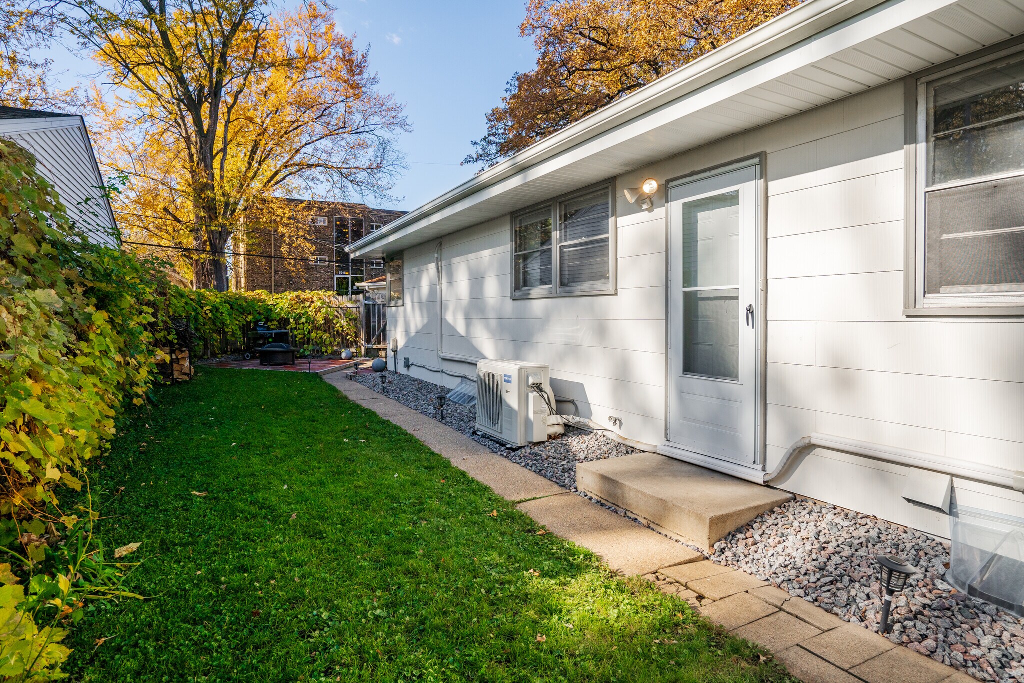 Side Entrance / Side Yard - 5314 Hiawatha Ln