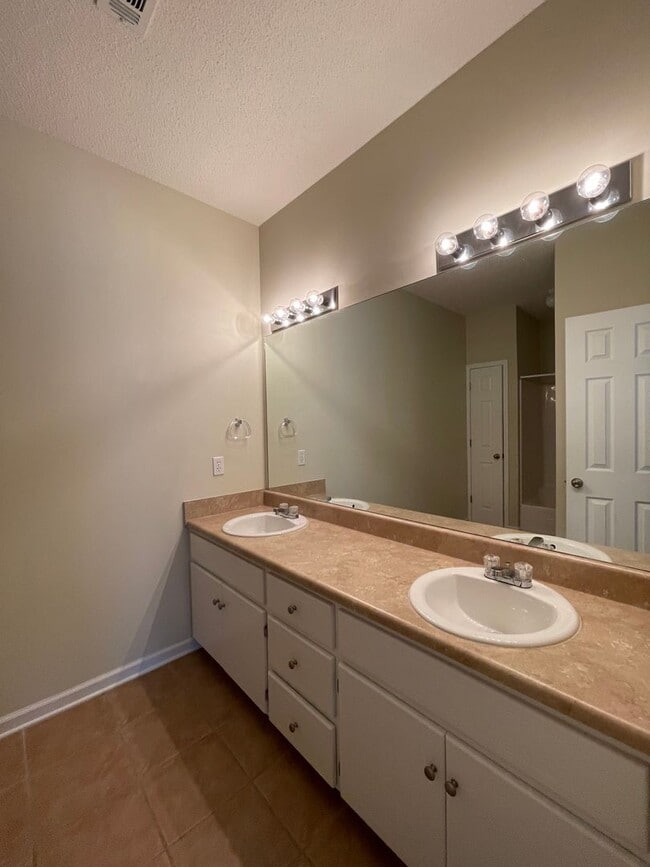 Building Photo - Wakefield - One Story Townhome!