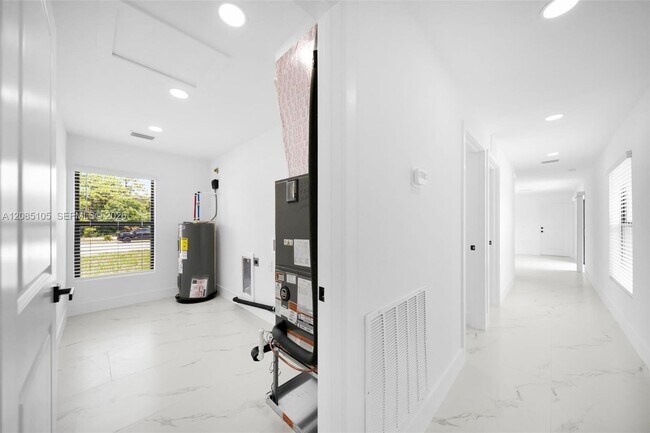 Building Photo - 4985 Fairway Ct