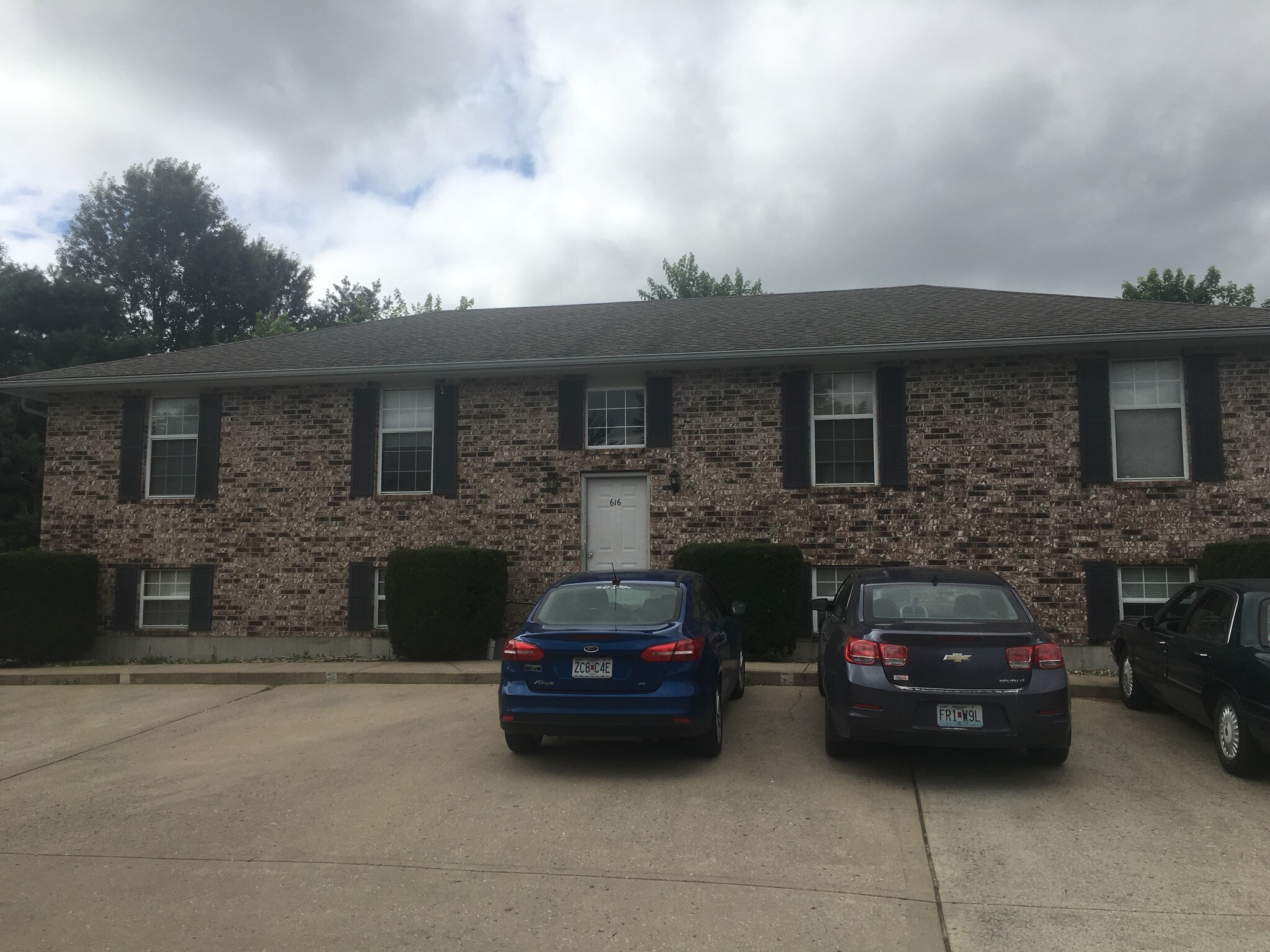 4-plex building front - 614 Cantebury Dr